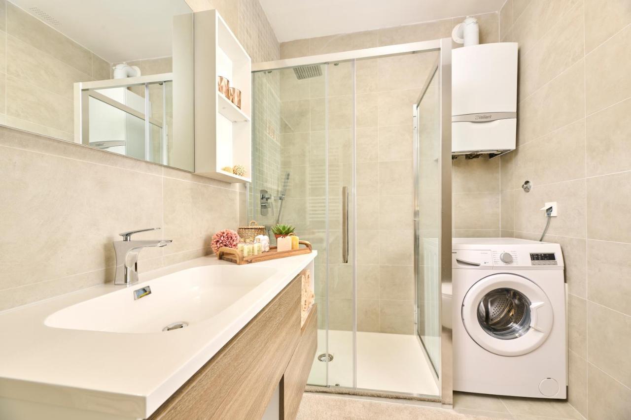 Brand New 1 Bedroom Apartment With Backyard Near The Beach! โปเรช ภายนอก รูปภาพ